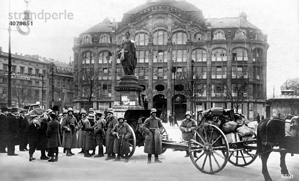 Historische Aufnahme  Unruhen  Straßenkämpfe vor dem Warenhaus Tietze im März 1919  Berlin  Deutschland  Europa