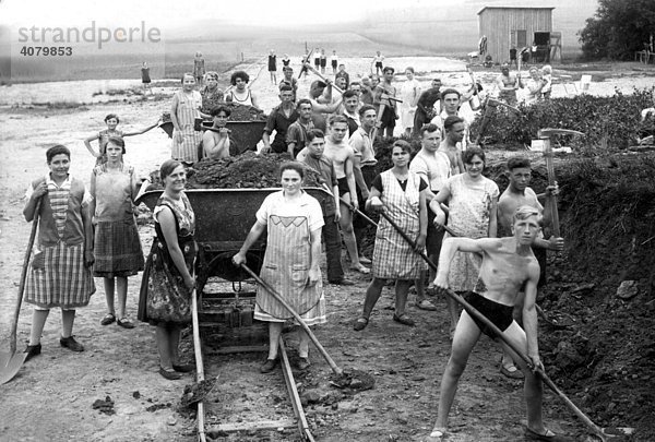 Historische Aufnahme  Zivilisten arbeiten  ca. 1943
