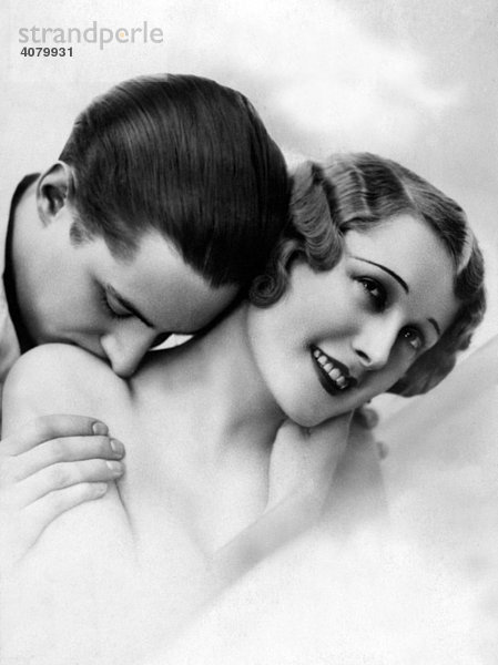 Historische Aufnahme  Mann küsst Frau auf die Schulter  ca. 1925