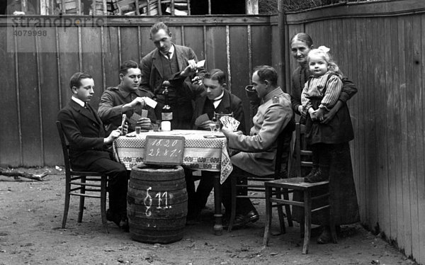 Historische Aufnahme  Männer beim Kartenspielen  ca. 1920
