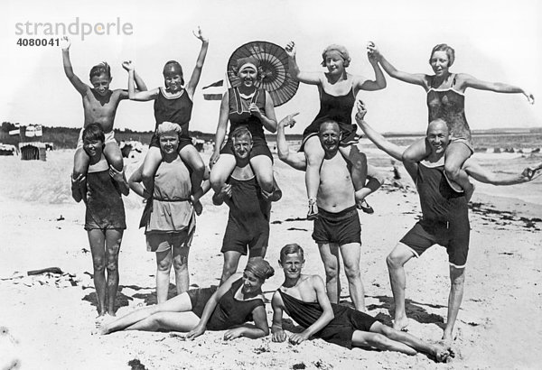 Historische Aufnahme  fröhliche Badegruppe  Ostsee  ca. 1930