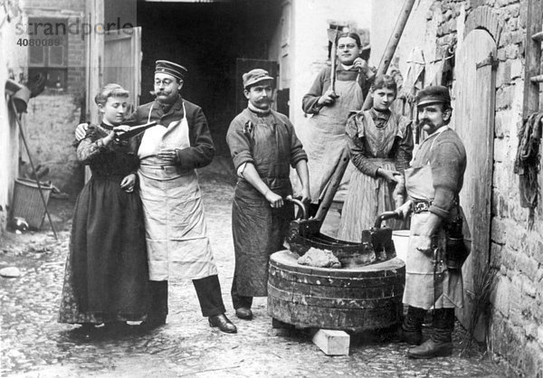 Historische Aufnahme  Straßenzsene  Handwerker  Metzger  ca. 1910