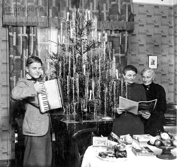 Historische Aufnahme  Familie musiziert  Weihnachten ca. 1940