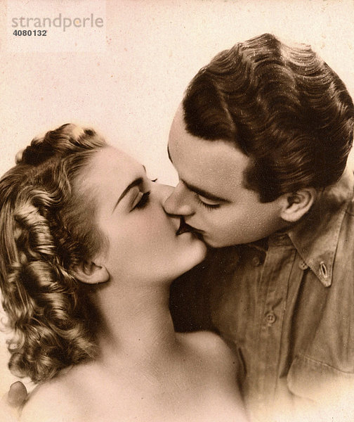 Historische Aufnahme  Frau und Mann küssen sich  ca. 1925