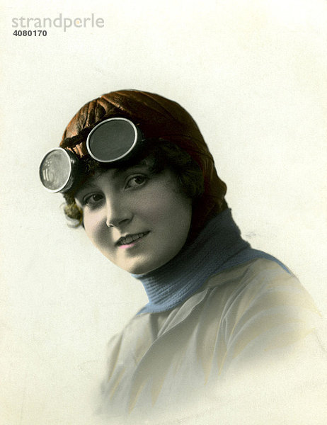 Historische Aufnahme  Frau im Motorradoutfit  ca. 1920