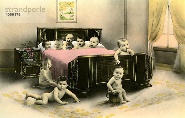 Historische Aufnahme  viele Kinder im Bett  ca. 1915