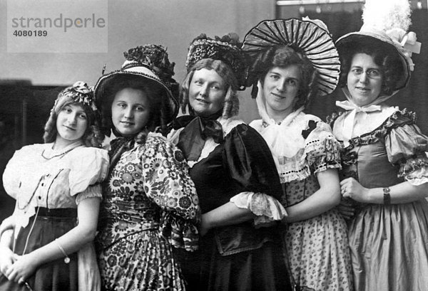 Historische Aufnahme  Frauengruppe  ca. 1905