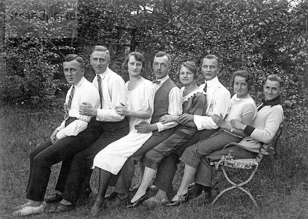 Historische Aufnahme  ein Stuhl für acht Personen  ca. 1930