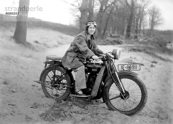 Historische Aufnahme  Frau auf Motorrad  ca. 1922