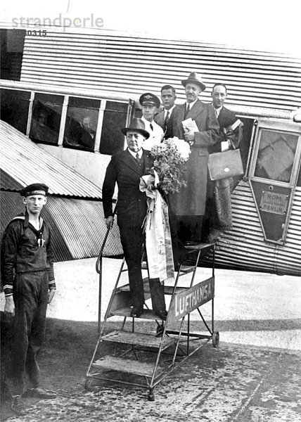 Historische Aufnahme  Flugpassagiere  ca. 1926