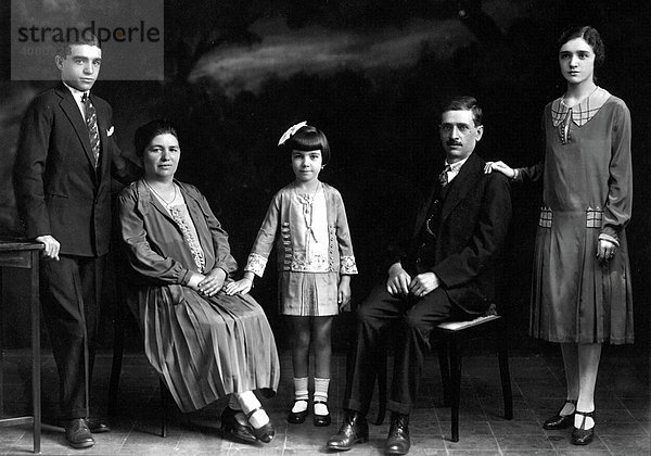 Historische Aufnahme  Familie mit Kindern  ca. 1925
