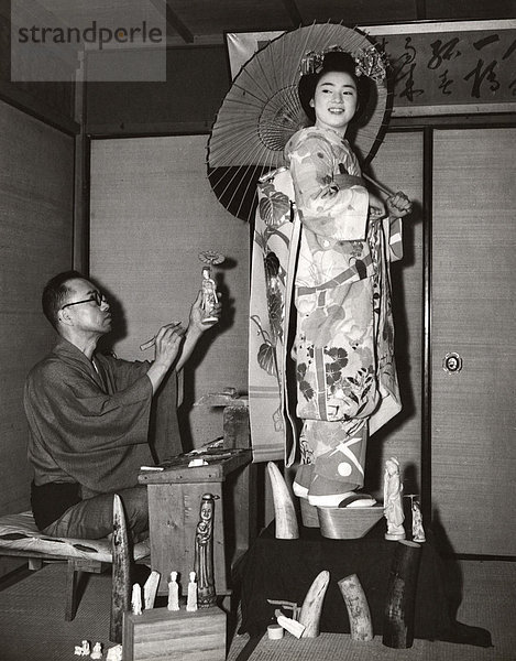 Historische Aufnahme  Geisha steht Modell  ca. 1928