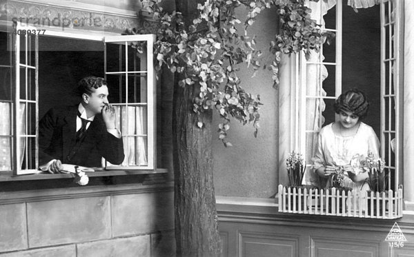 Historische Aufnahme  Flirt mit der Nachbarin  ca. 1912