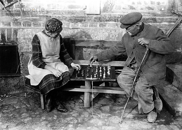 Historische Aufnahme  Opa spielt mit Enkelin Schach  ca. 1925