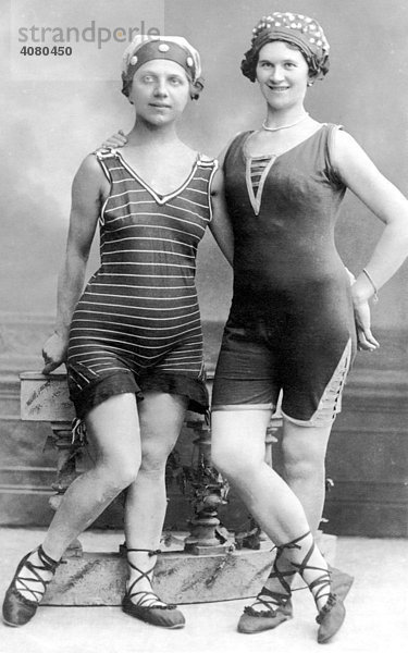 Historische Aufnahme  Frauen tragen Badeanzüge  ca. 1900