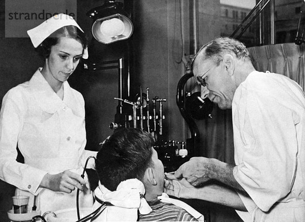 Zahnarzt  historische Aufnahme  ca. 1950