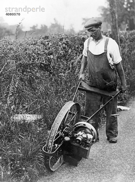 Rasenmäher  historische Aufnahme  ca. 1920