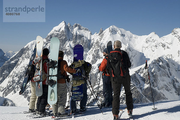 Snowboarder bei einer Tour im Gesäuse  Steiermark  Österreich  Europa