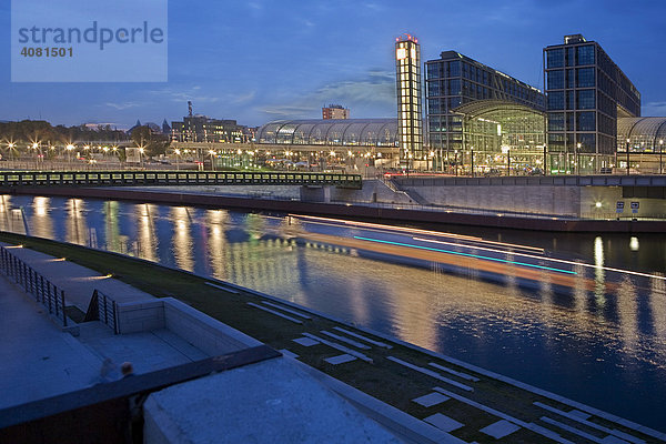 Der Berliner Hauptbahnhof in der Abenddämmerung  Berlin  Deutschland