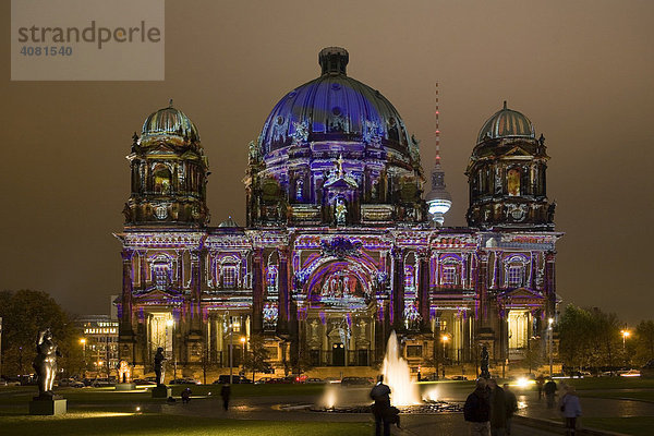 Der Berliner Dom  Berlin  Deutschland  während des Festival of Lights 2007