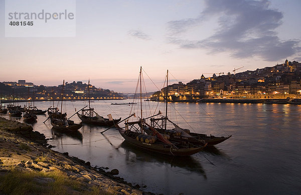 Abend am Douro  Porto  Portugal