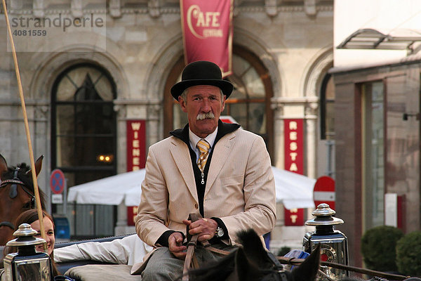 Fiaker  Mann  im Hintergrund das Cafe Central (Österreich  Wien)