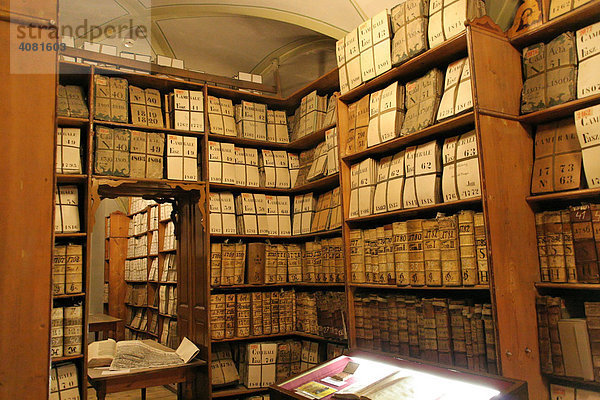 Hofkammerarchiv  viele alte Bücher (Österreich  Wien)