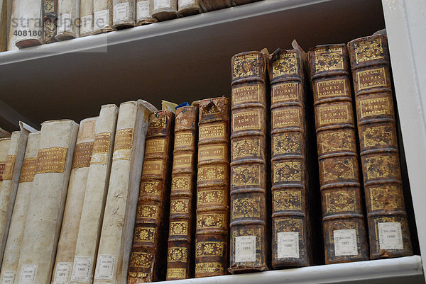 Sehr alte Bücher in der Bibliothek der Universität  Cagliari  Sardinien  Italien