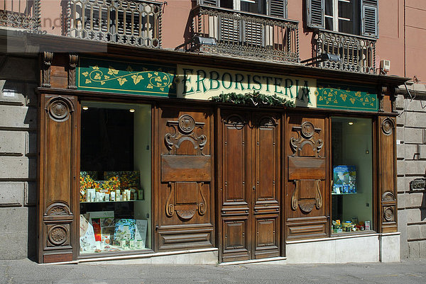 Mit Holz verkleidetes  altes Geschäftsportal  Cagliari  Sardinien  Italien