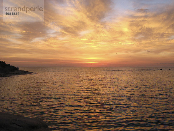 Sonnenaufgang  Wolkenstimmung  Meer  Santa Margerita di Pula  Sardinien  Italien