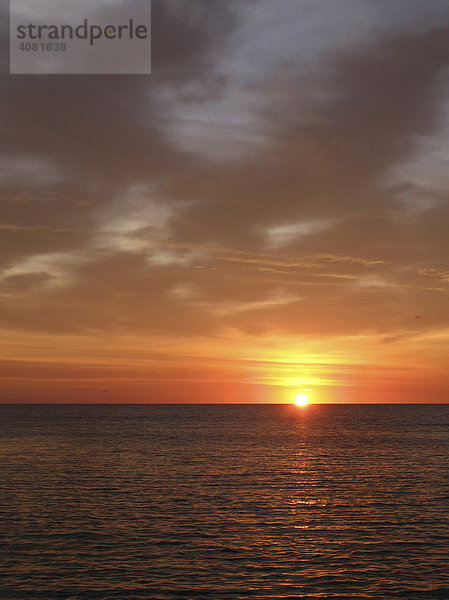 Wolkenstimmung  Sonnenaufgang  Mittelmeer  Italien