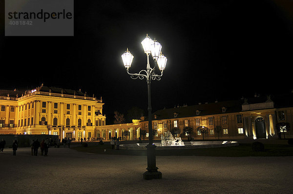 Laterne  Schloss Schönbrunn  Nachtaufnahme  Wien  Österreich