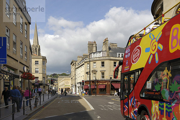 Doppeldecker-Touristenbus nahe Pulteney-Bridge  Bath  Wessex  England