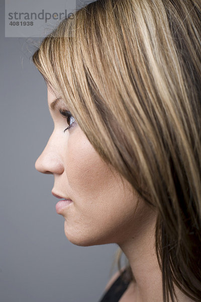 Profil einer jungen Frau  Blick nach links