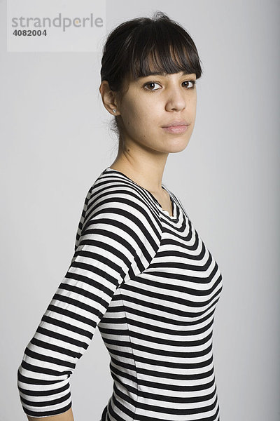 Junge Frau trägt ein schwarz-weiß-gestreiftes Oberteil