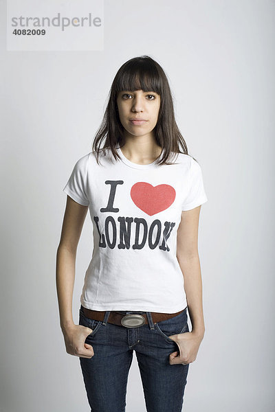 Junge dunkelhaarige Frau mit I love London T-Shirt