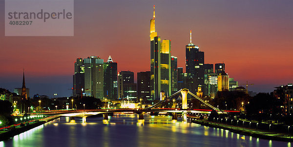 Skyline am Abend Frankfurt am Main  Hessen Deutschland