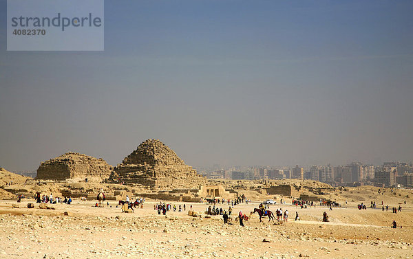 Pyramide in Gizeh  dahinter Kairo  Äygpten  Nordafrika  Afrika