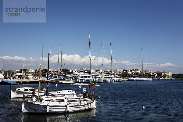 Boote im Hafen von Porto Colom  Mallorca  Balearen  Spanien