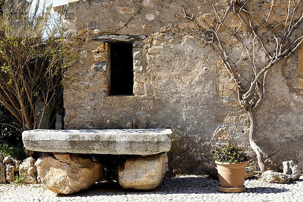 Altes Steinhaus mit Sitzbank aus Felsen  Canyamel  Mallorca  Balearen  Spanien