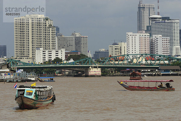 Skyline von Bangkok mit dem Fluss Chao Praya  Bangkok  Thailand