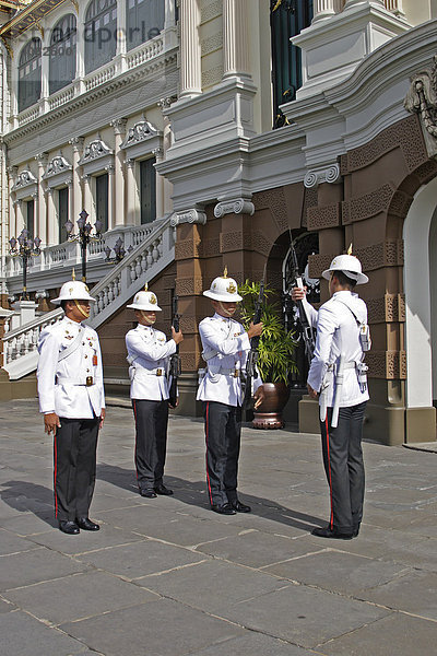 Wachablösung der Palastwache  Wat Phra Kaeo  Bangkok  Thailand