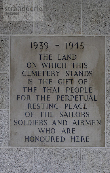 Gedenktafel für die gefallenen Soldaten am Kriegsfriedhof  Kanchanaburi  Thailand