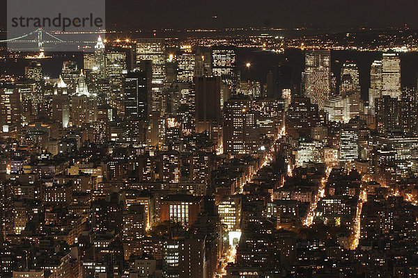 Skyline von Manhattan bei Nacht  New York  USA