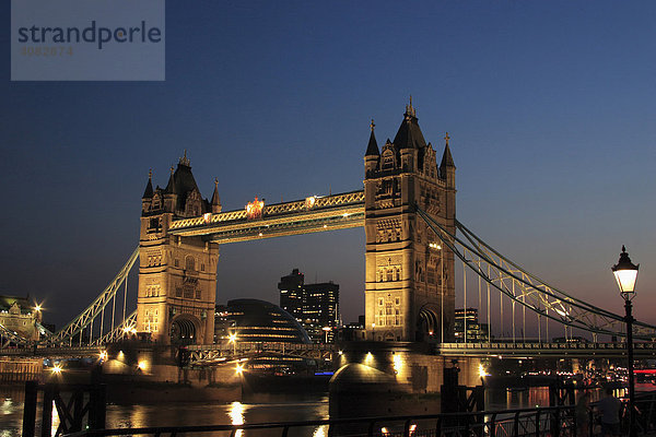 Tower Bridge im Abendlicht  London  England