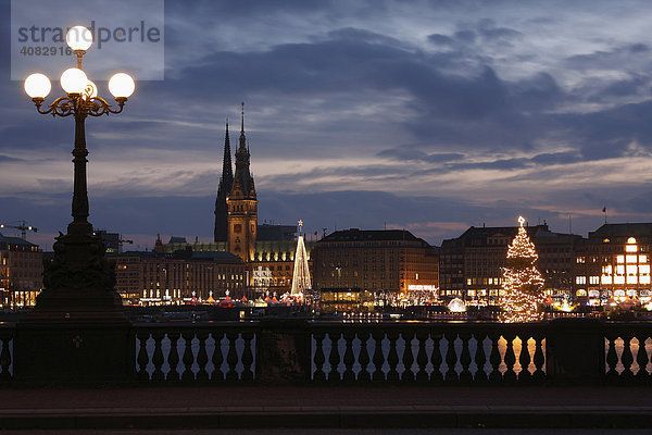 Blick auf die weihnachtliche Hamburger Binnenalster  Hamburg  Deutschland