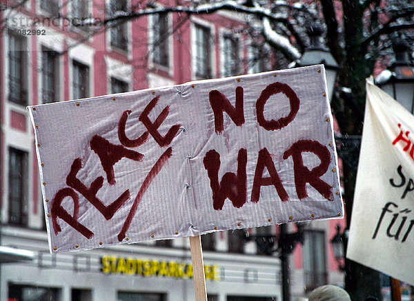 Muenchen  Bayern  Oberbayern  Deutschland  DEU: Demonstranten mit Plakaten bei der Antikriegsdemonstration gegen den Irakkrieg in der Innenstadt Muenchens.