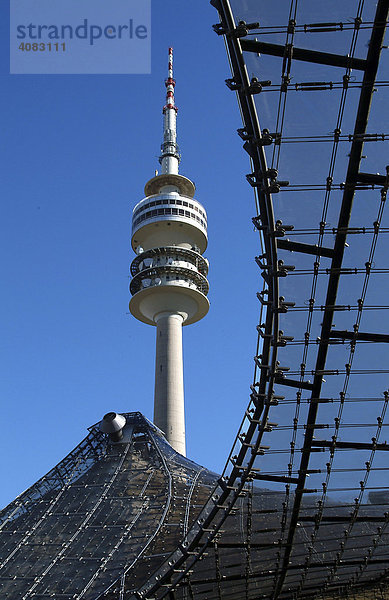 Muenchen  Bayern  Oberbayern  DEU  Deutschland: Der Olympiaturm (errichtet zwischen 1965 - 1968) auf dem Olympiagelaende aus der Froschperspektive. Im Vordergrund ein Teil der Zeltdachkonstruktion