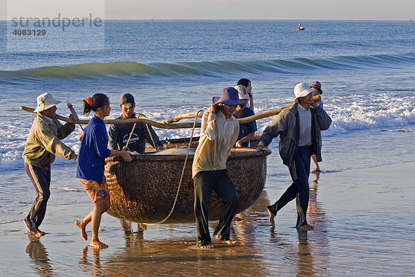 Fischer bringen das traditionelle Rundboot an den Strand  Mui Ne  Vietnam  Asien