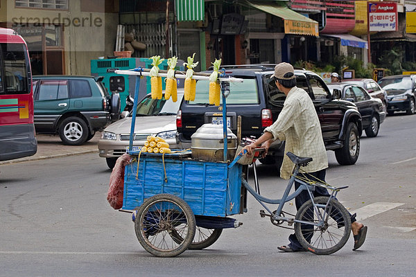 Maisverkäufer auf den Straßen von Phnom Penh  Kambodscha  Asien